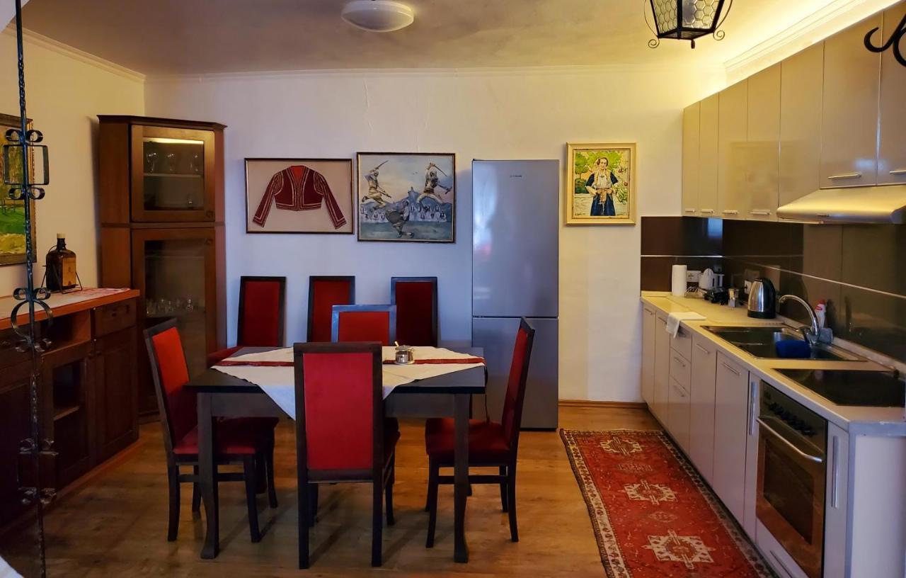 Unique Traditional House, Hosted By J&G Tirana Exterior photo