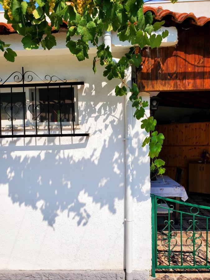 Unique Traditional House, Hosted By J&G Tirana Exterior photo