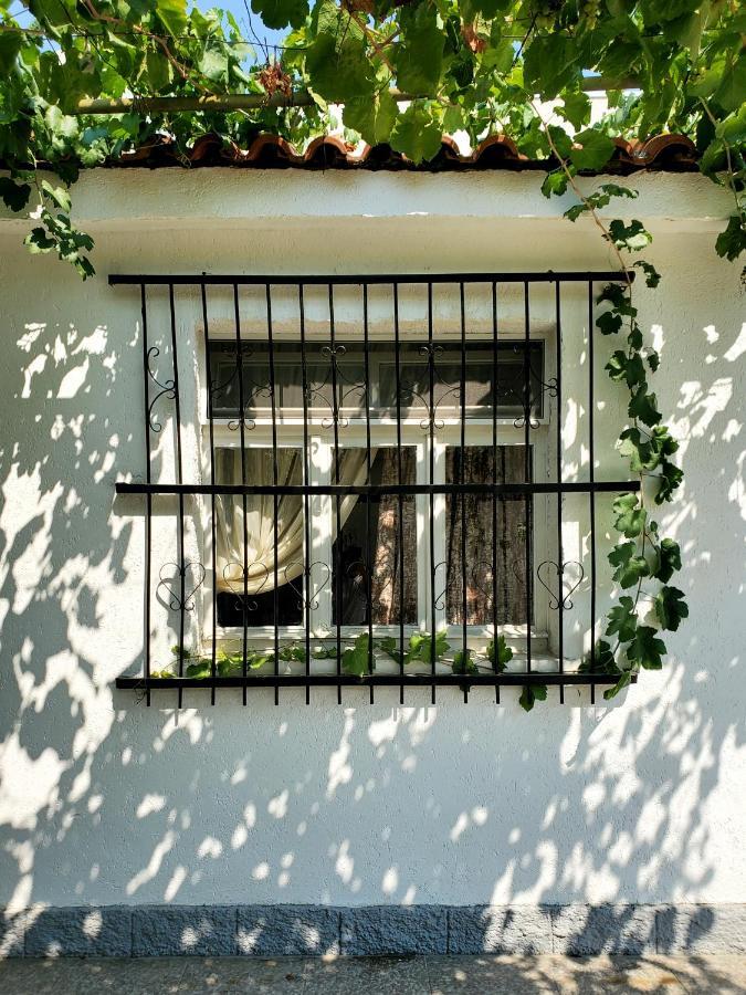 Unique Traditional House, Hosted By J&G Tirana Exterior photo