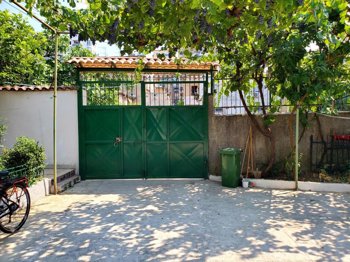 Unique Traditional House, Hosted By J&G Tirana Exterior photo