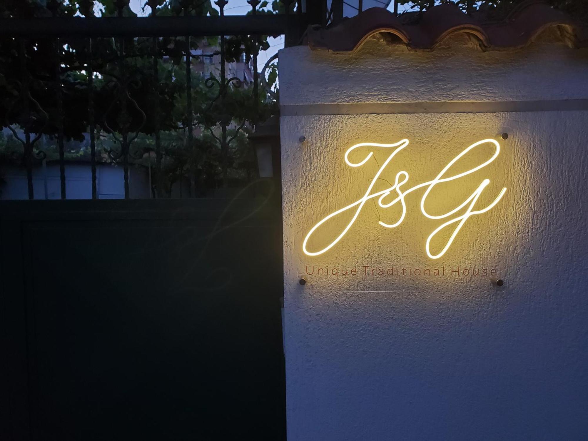 Unique Traditional House, Hosted By J&G Tirana Exterior photo