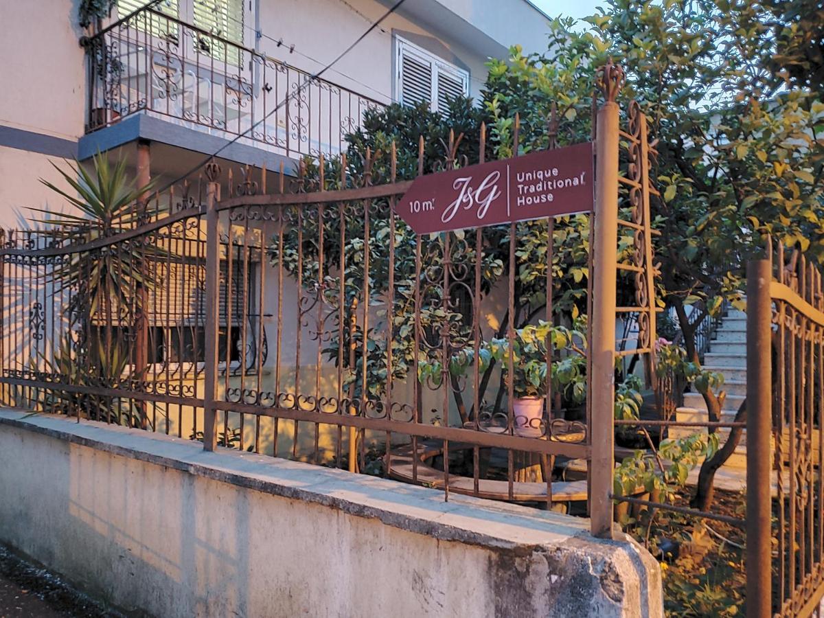 Unique Traditional House, Hosted By J&G Tirana Exterior photo